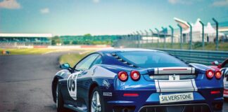 Ile koni mechanicznych ma Ferrari F40?