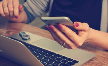 Ile zarabia młodszy księgowy?