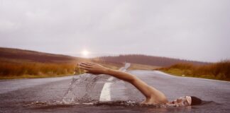 Jak pływać w suchym skafandrze?